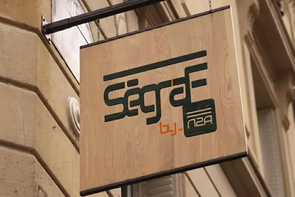 Enseigne drapeau lettre bois